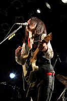 ライブで披露された「痛いよ」の映像は、EMI Music JapanのオフィシャルYouTubeチャンネルにて公開中。ライブに参加した人も、残念ながら足を運べなかった人もぜひチェックしておこう。