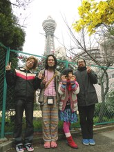 後藤まりこ（Vo, G / 写真右から2人目）はTwitterで「決戦は、8月12日です」「負けへんでー！」と気合の入ったコメントを投稿。