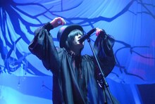 長きにわたりヴィジュアルシーンの第一線で走り続けているPlastic Tree。今回のライブでは、15年前と変わらない音楽に対する真摯な姿勢をオーディエンスに示した。