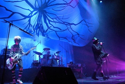 Plastic Treeは7月28日にニューシングル「ムーンライト―――。」をリリース。8月13日には彼らにとって3度目の武道館単独公演「テント（2）」も決定している。