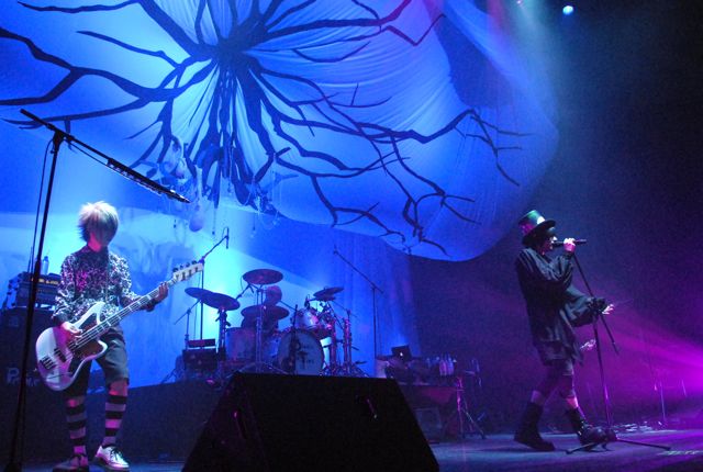 Plastic Treeは7月28日にニューシングル「ムーンライト―――。」をリリース。8月13日には彼らにとって3度目の武道館単独公演「テント（2）」も決定している。