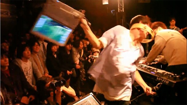 写真はタワーレコード渋谷店インストアライブの模様。