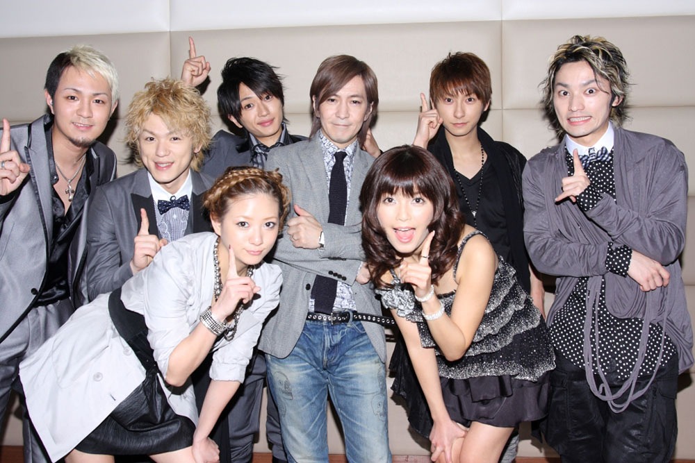 AAAとのコラボで久しぶりに“小室節”を聴かせてくれた小室哲哉（写真中央）。