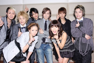 AAAと小室哲哉（写真中央）の集合ショット。