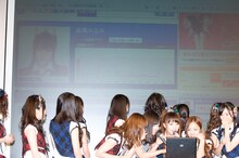 PC画面は舞台後方のスクリーンにも表示。高橋みなみのプロフィールが映し出されると、メンバーからは驚きの声と笑い声が同時に沸き起こった。