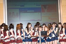 続いてノースリーブスについても検索。シングルリリース後ということもあって、注目度が急上昇していることがわかり、メンバーの高橋みなみと峯岸みなみはうれしそうな表情を見せた。