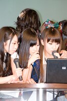 PC画面を食い入るように見つめる峯岸みなみ（写真左）、前田敦子（中央）、高橋みなみ（右）。