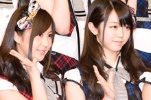 小野恵令奈（写真左）、峯岸みなみ（右）