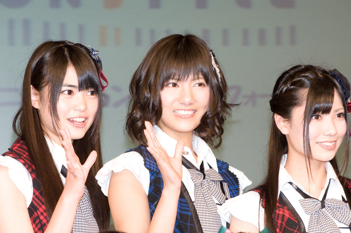 前田亜美（写真左）、宮澤佐江（中央）、倉持明日香（右）