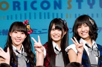 藤江れいな（写真左）、前田亜美（中央）、宮澤佐江（右）