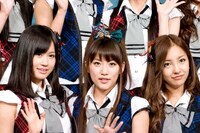 前田敦子（写真左）、高橋みなみ（中央）、板野友美（右）