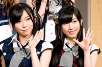 指原莉乃（写真左）、片山陽加（右）