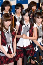 会見中のAKB48メンバー