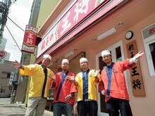 餃子の王将下北沢店に颯爽と現れたケツメイシ。彼らはこの日、朝から餃子とビールに舌鼓を打った。