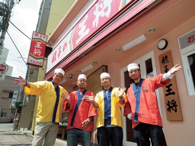 餃子の王将下北沢店に颯爽と現れたケツメイシ。彼らはこの日、朝から餃子とビールに舌鼓を打った。