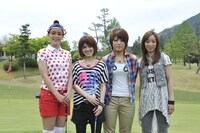 「『紅芋』はみんなには渡さず一人占めしちゃお（笑）」とお土産にも大満足の加藤ローサ（写真左端）。ステレオポニーの3人は「花ちゃんの家族思いなところとか素敵だし、順さまとの関係も気になるし、コーチとのやり取りも面白いし……。これからも撮影がんばってください！」と生のプロゴルファー花にエールを送った。