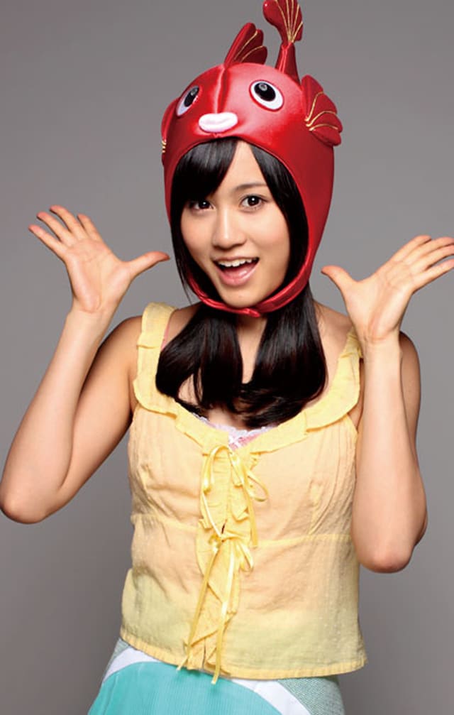 魚のかぶりものを着用した前田敦子。なお、今回の参加メンバー31人はDefSTAR時代から現在まで、AKB48およびSDN48に在籍しているメンバーのみ。
