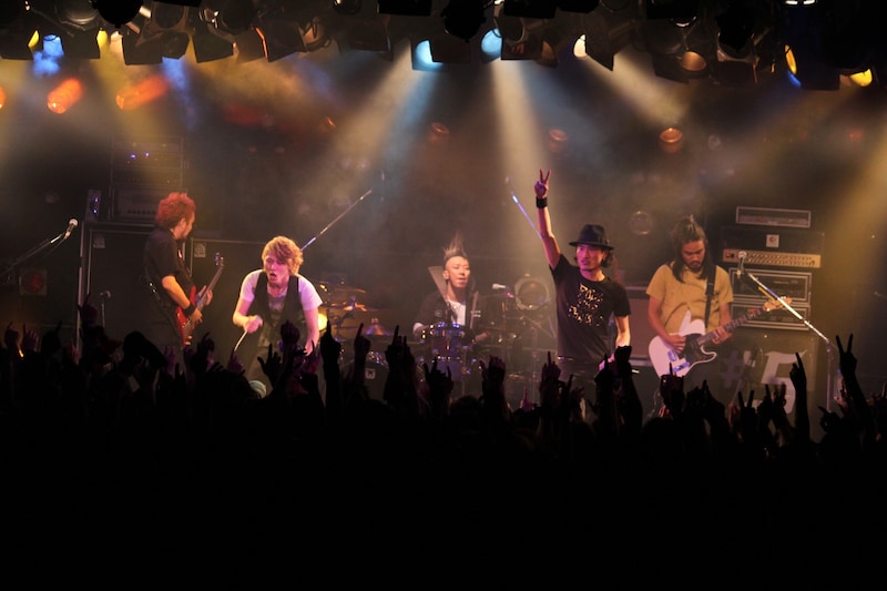 写真はゴールデンウィークに行われた自主企画ライブ「FLOW THE PARTY 2010」の模様。