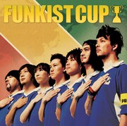 写真は「FUNKIST CUP」通常盤ジャケット。サッカーのユニフォームに身を包んだメンバーが目印。