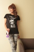 向山志穂は、Lady GagaのオフィシャルTシャツKeyhole Babydoll Lady'sとLOVE×Claskyコラボストラップをコーディネート。