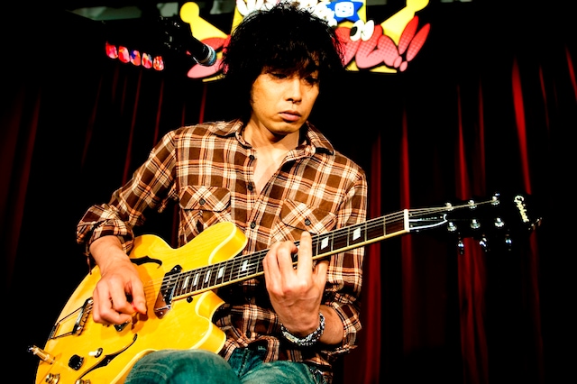 番組観覧に参加したファンは、至近距離で熱唱する斉藤和義の歌声にうっとり。