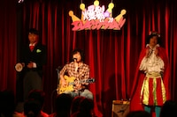 弾き語りを披露する斉藤和義（写真中央）と、タンバリンを叩く今立進（左）、マラカスを振るやついいちろう（右）。