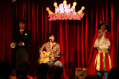 弾き語りを披露する斉藤和義（写真中央）と、タンバリンを叩く今立進（左）、マラカスを振るやついいちろう（右）。