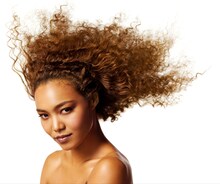 Crystal Kayは6月16日に5曲入りアルバム「FLASH」と、ライブDVD/Blu-ray「Crystal Kay Live In NHK Hall : 10th Anniversary Tour CK10」を同時リリースする。