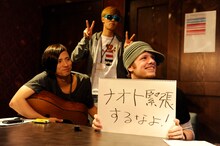 スタジオにいるナオト・インティライミに、「緊張するなよ！」とメッセージを送るKo-hey（写真左）、GOI（中央）、ネルソン・バビンコイ（右）。