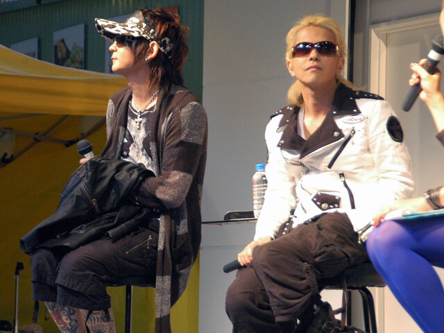 ラジオに関する話でHYDE（写真右）は「絵のないところに夢があるし、想像できるところがいい」と語った。一方K.A.Z（写真左）は「僕はHYDEにいつも言われたい放題。いつの間にかそうなっちゃった（笑）」と明かし、笑いを誘った。