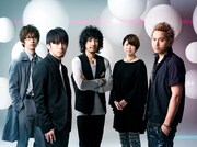 「未来と過去の内容を物語調にして歌詞を書いている過程で、現実から自分とは違う視点で歌詞を書いてもらうのに熱い言葉の持ち主、SoulJa(写真右端)くんが必要だった。とても熱くいい人で、曲の中で自分ができることを必死に考えてくれ、何度もデモを聴いてくれ、熱い言葉を乗せてくれた」とボーカル真戸原(写真左から2番目)。