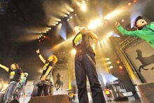 COMA-CHI（写真右から3番目）との新曲「トーキョーショック feat. COMA-CHI」のリリースは未定。