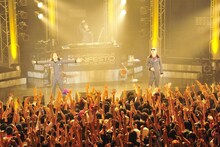 DVD化される「KING OF STAGE Vol.8 -マニフェスト Release Tour 2010-」東京公演（写真）には、COMA-CHI、Zeebra、Romancrewら多数のゲストもステージに登場した。
