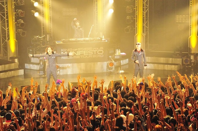 DVD化される「KING OF STAGE Vol.8 -マニフェスト Release Tour 2010-」東京公演（写真）には、COMA-CHI、Zeebra、Romancrewら多数のゲストもステージに登場した。
