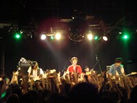 7月28日にリリースされるシングルには、ツアーで披露する新曲が収められる。収録楽曲は現時点では未定で、オーディエンスの反応で決定するとのこと。ツアーの特設ページではライブや楽曲の感想を受け付けているので、参加したファンは積極的に書き込もう。