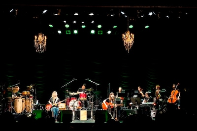 写真は5月5日の「GO!GO!の日」に九段会館で行われた初のアコースティックライブの模様。ストリングスを含めたアレンジで全17曲を披露した。