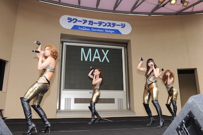 セクシーな衣装でパフォーマンスを繰り広げるMAX。