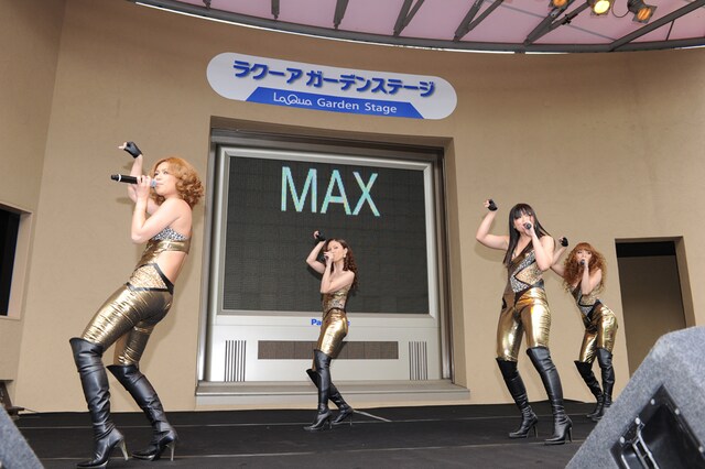 セクシーな衣装でパフォーマンスを繰り広げるMAX。