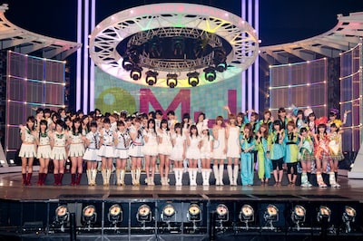 総勢59人がステージ上に勢揃い。写真左からアイドリング!!!、AKB48、スマイレージ、東京女子流、バニラビーンズ、モーニング娘。、ももいろクローバー。