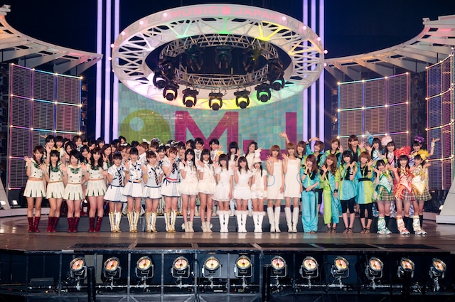 総勢59人がステージ上に勢揃い。写真左からアイドリング!!!、AKB48、スマイレージ、東京女子流、バニラビーンズ、モーニング娘。、ももいろクローバー。