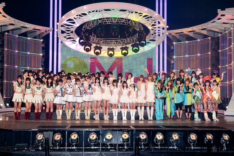 総勢59人がステージ上に勢揃い。写真左からアイドリング!!!、AKB48、スマイレージ、東京女子流、バニラビーンズ、モーニング娘。、ももいろクローバー。