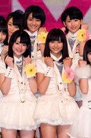 5月26日にメジャーデビューシングル「夢見る 15歳（フィフティーン）」のリリースを控えたスマイレージは、先輩グループ・モーニング娘。にも負けない元気なステージを披露した。