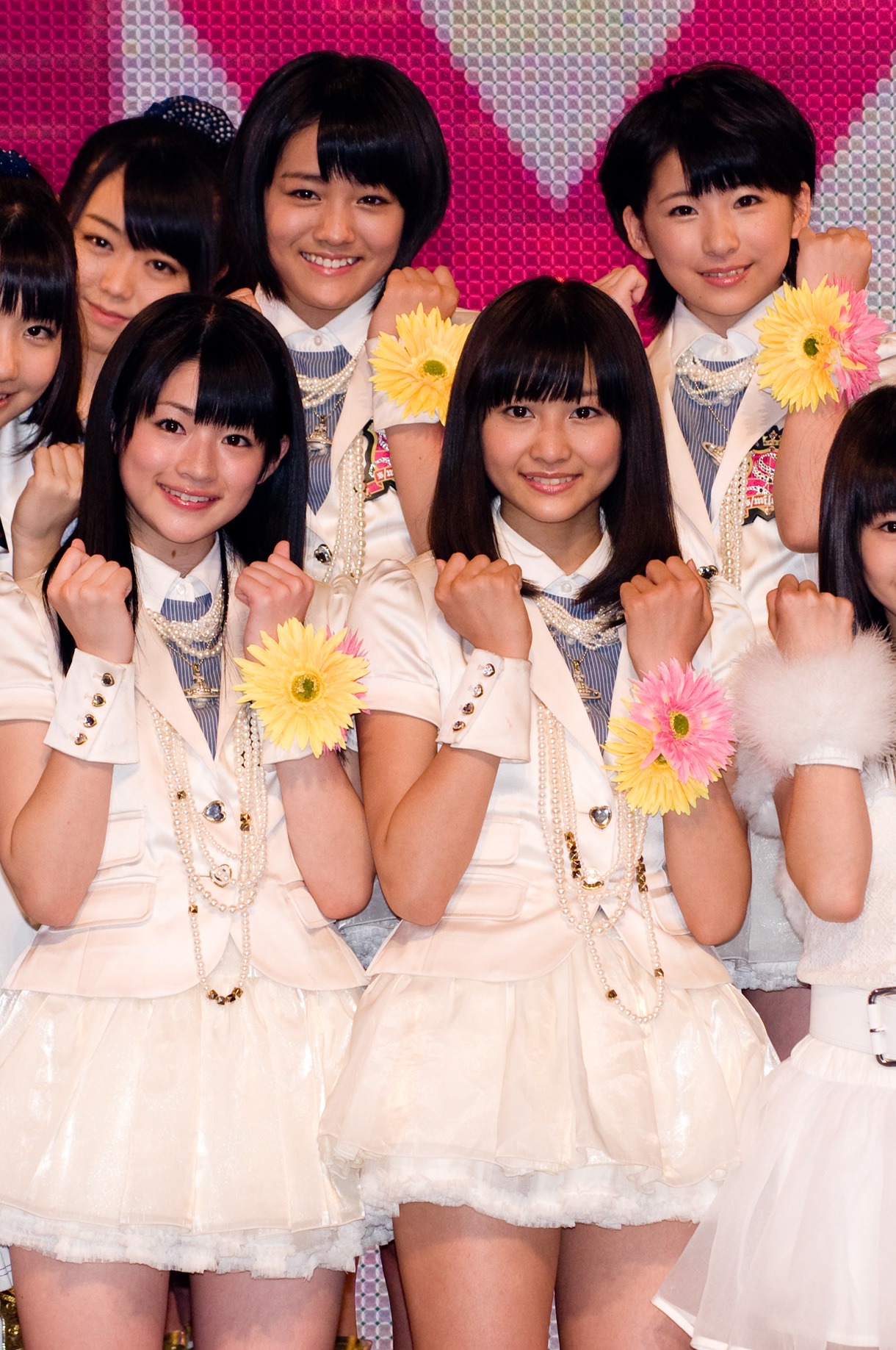 5月26日にメジャーデビューシングル「夢見る 15歳（フィフティーン）」のリリースを控えたスマイレージは、先輩グループ・モーニング娘。にも負けない元気なステージを披露した。