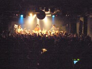 MCでは福島ネタを盛り込みつつトークを行ったメンバー4人。中でも2006年に「トロロロックフェスティバル」に出演したときに古村大介が裸足でステージに立ち、足をヤケドしたエピソードに笑いが沸いていた。