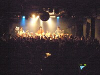 MCでは福島ネタを盛り込みつつトークを行ったメンバー4人。中でも2006年に「トロロロックフェスティバル」に出演したときに古村大介が裸足でステージに立ち、足をヤケドしたエピソードに笑いが沸いていた。