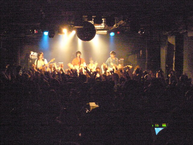 MCでは福島ネタを盛り込みつつトークを行ったメンバー4人。中でも2006年に「トロロロックフェスティバル」に出演したときに古村大介が裸足でステージに立ち、足をヤケドしたエピソードに笑いが沸いていた。