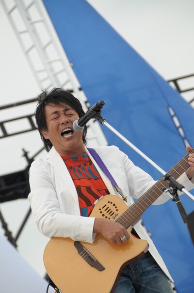 開口一番「ただいまー！ 25年音楽をやってきて、ここ湘南でライブをやりたいという僕らの長年の夢がやっとかないました、本当に皆さんのおかげです！ どうもありがとう！」と語った前田亘輝。