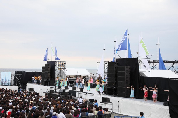 ステージの向こうには湘南の海が広がる。