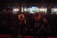 観客と記念撮影を行うHYDE（写真左）とK.A.Z（写真右）。