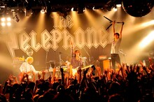 大先輩を迎えたせいか、いつも以上に真摯な姿勢を前面に押し出したステージを繰り広げたthe telephones。ニューアルバムにも期待が高まる。